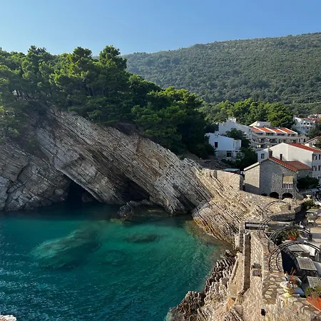 Onia Collection With A Pool Budva